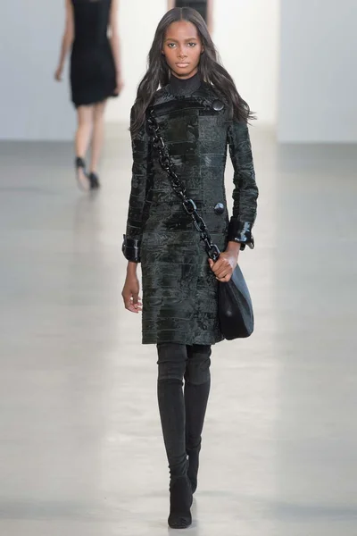 Look 16